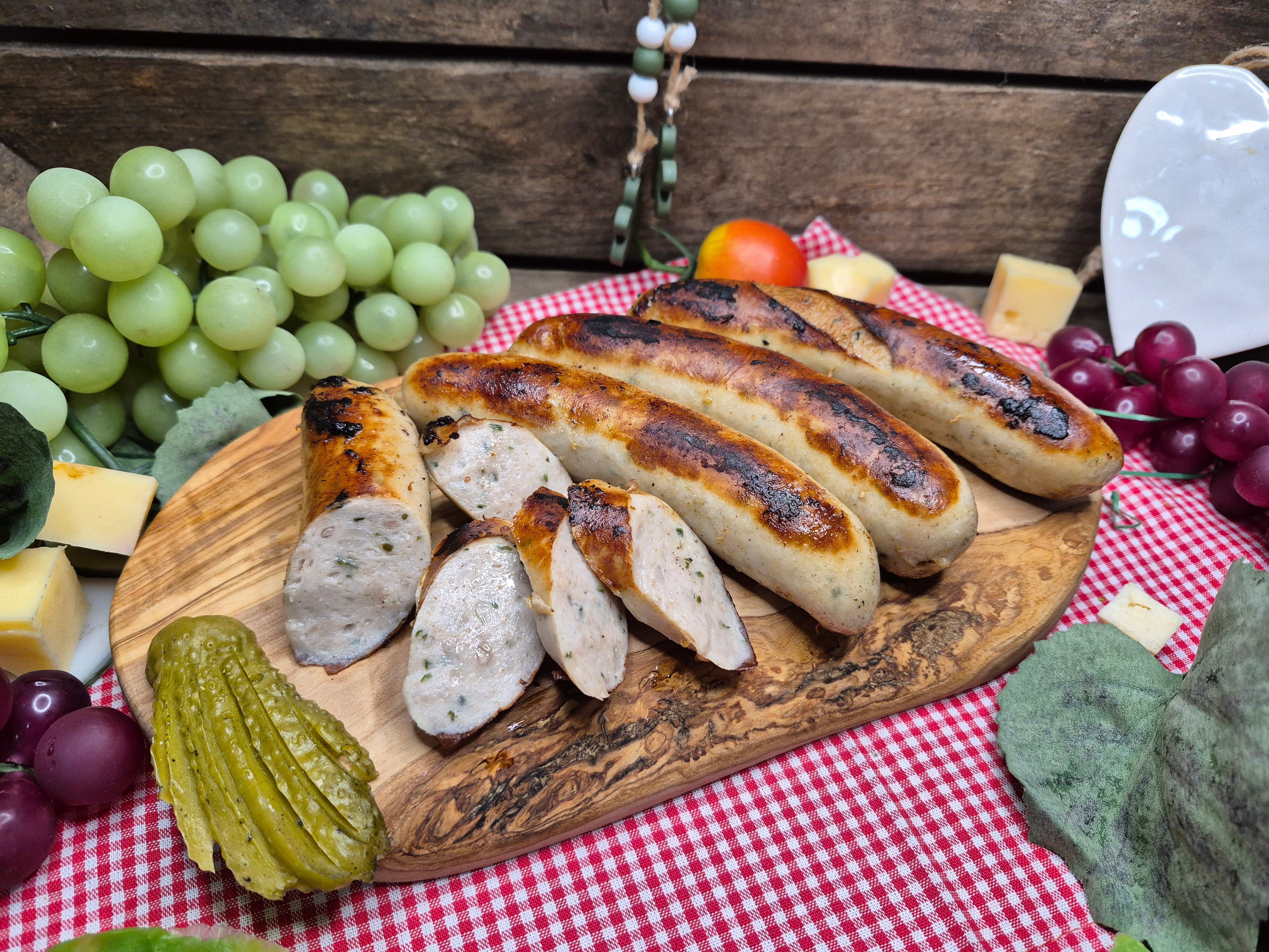 Bärlauch Bratwürste auf Holzbrett
