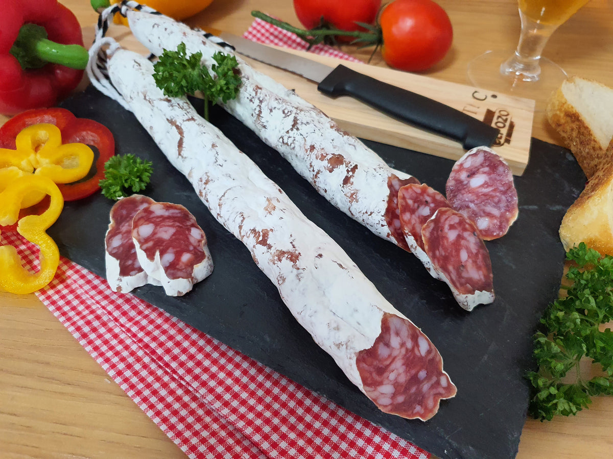 Angeschnittene Salami auf einer Schieferplatte