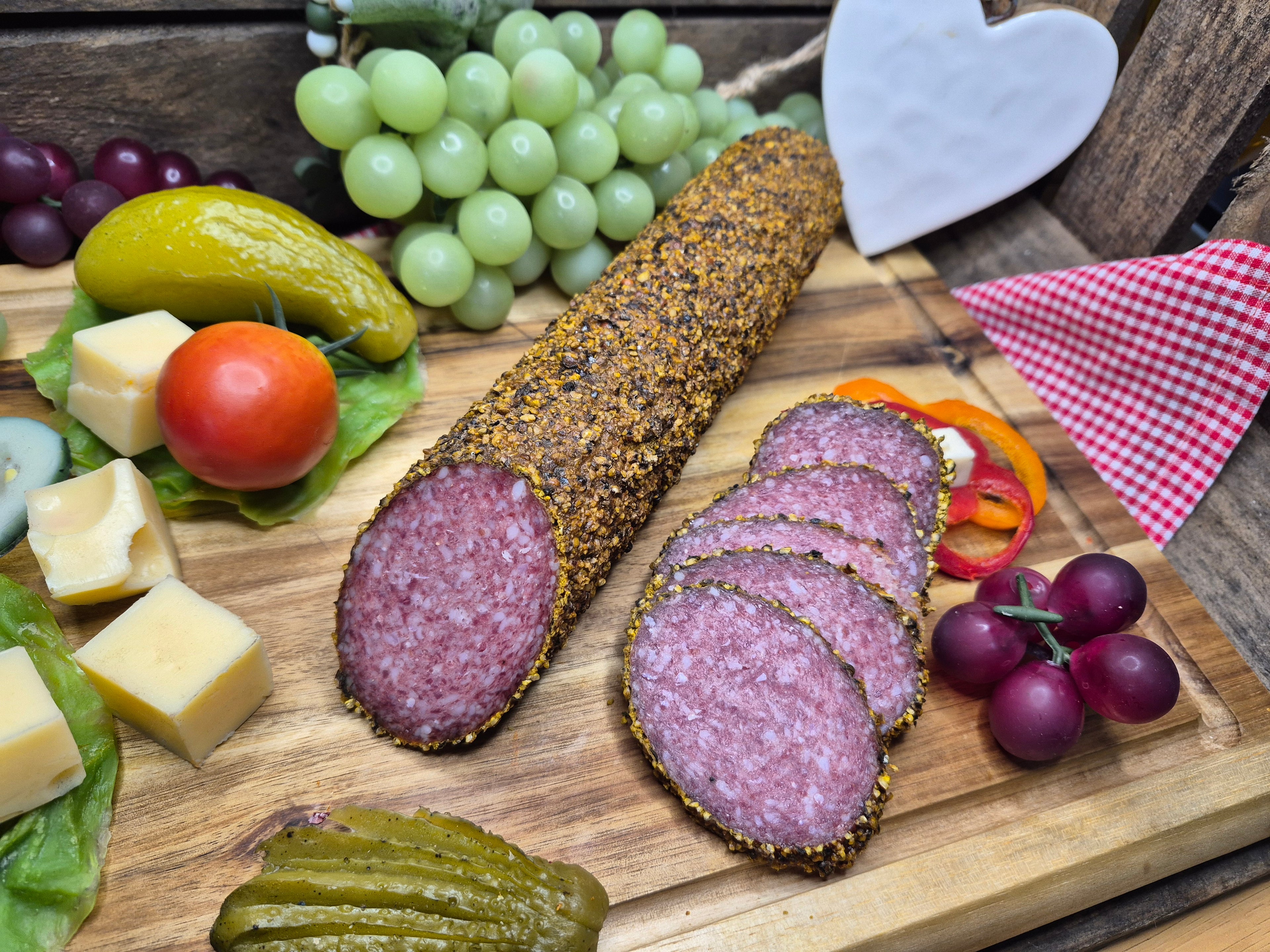 Salamit mit Zitronenpfeffer Rand auf Holzbrett