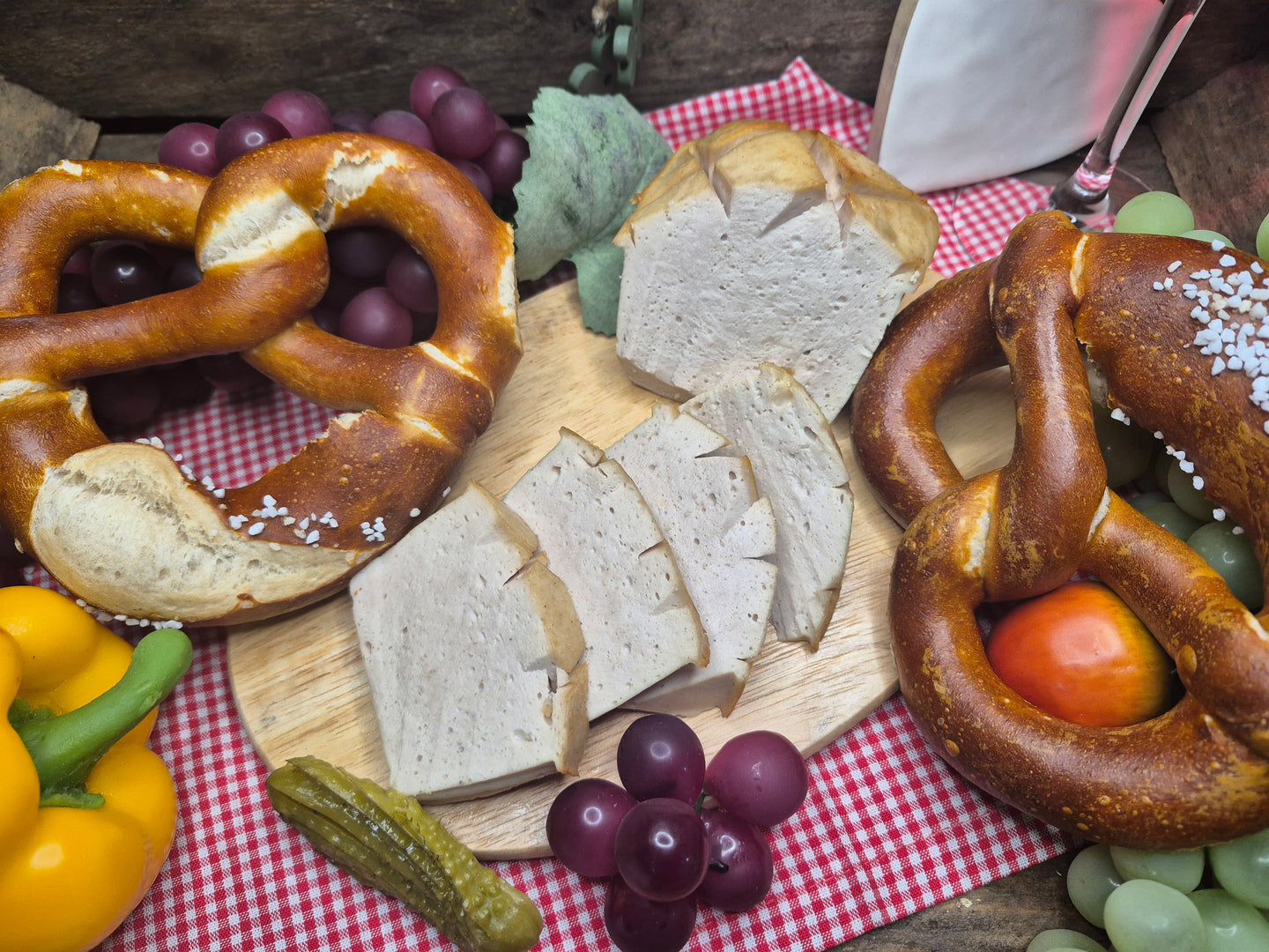 Weißwurst geschnitten mit Brezeln auf Holzbrett